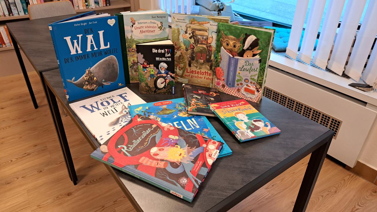 Tisch mit neuen Kinderbüchern