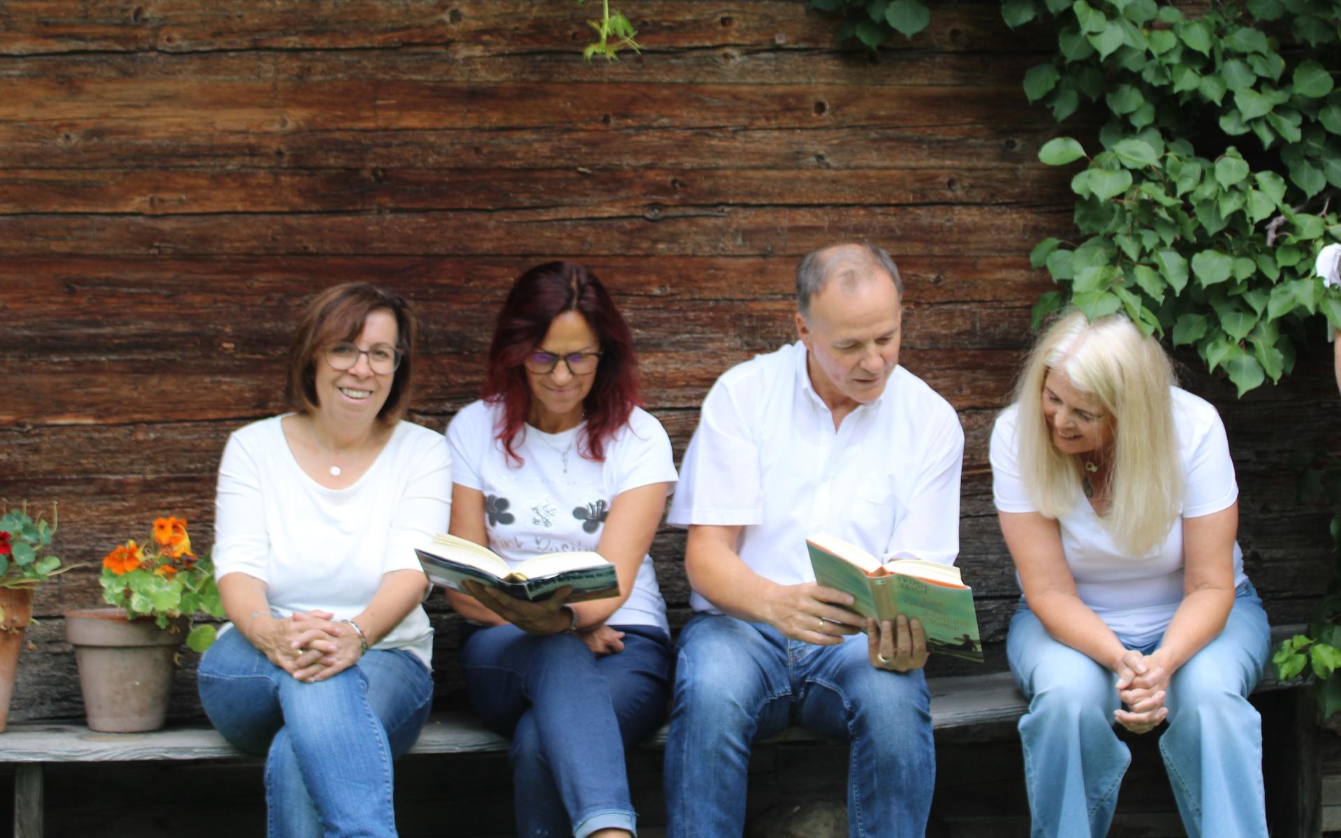 Mitarbeiter schauen Bücher an