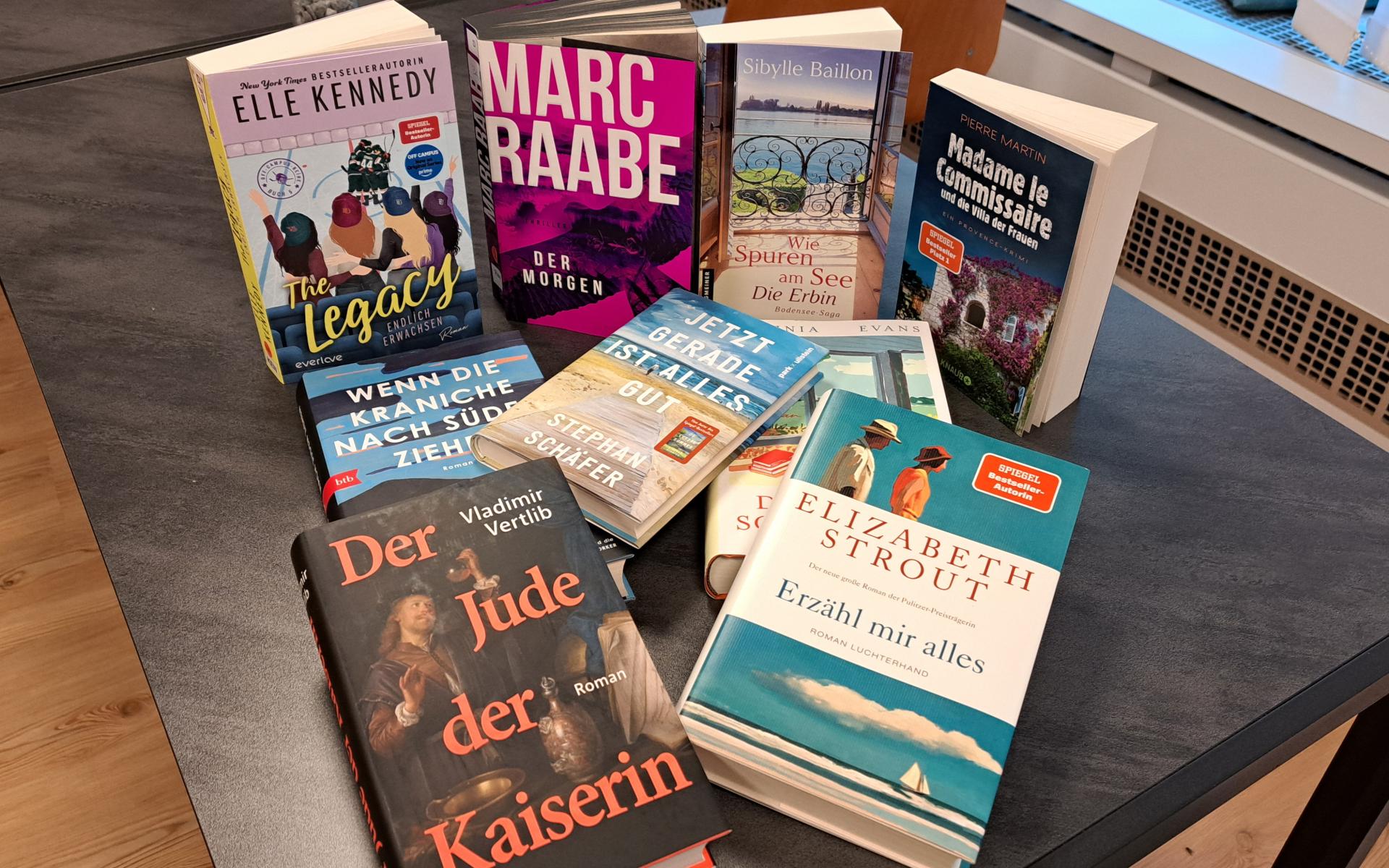 Tisch mit neuen Büchern