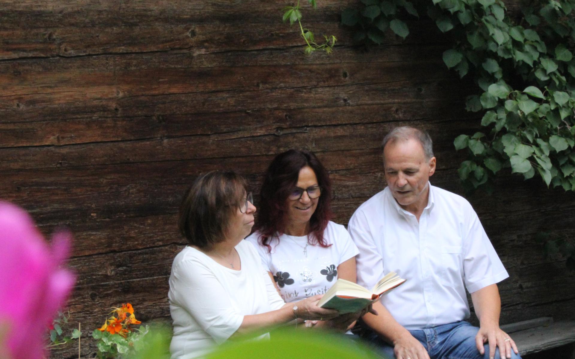 Mitarbeiter schauen Bücher an